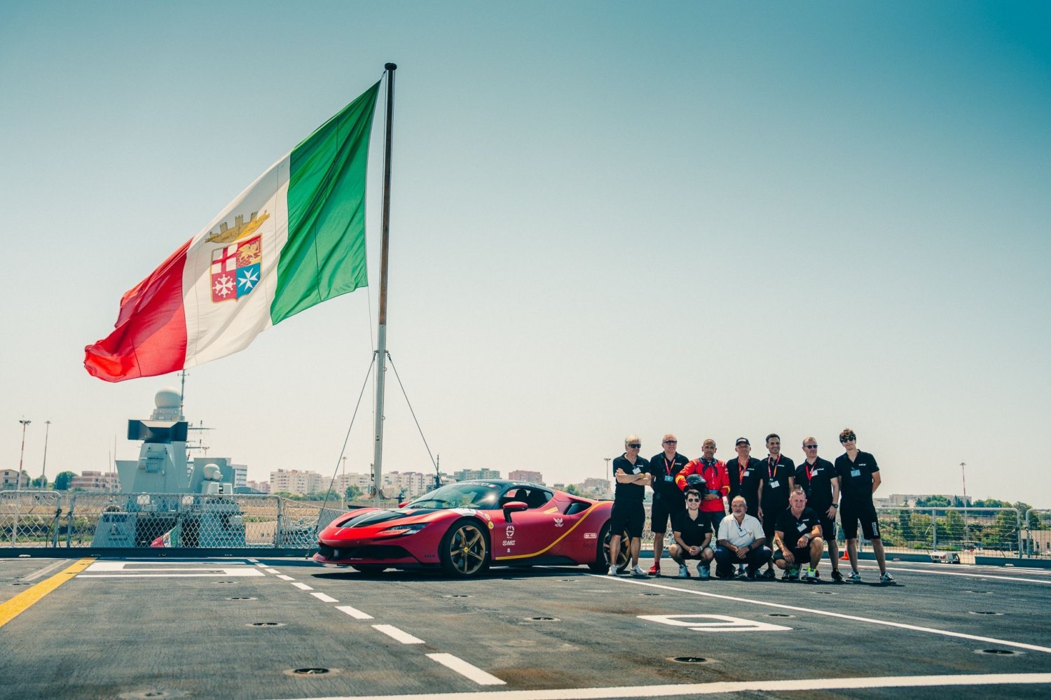 Ferrari SF90 Stradale, record sulla portaerei Garibaldi